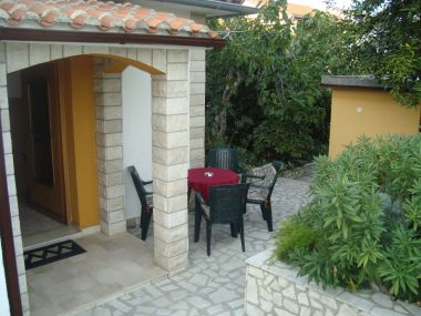 Apartmaji Marija - olive garden: A1(2+1) Omišalj - Otok Krk 