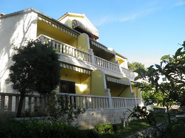 Apartmaji Angela -  with beautiful courtyard: A1(2), SA1(2), SA2(2), SA3(2+1) Brela - Riviera Makarska 