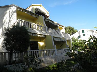 Apartmaji Vese - 200 m from beach: SA1(2+1), SA2(2+1), SA3(2+1), A4(4) Brela - Riviera Makarska 