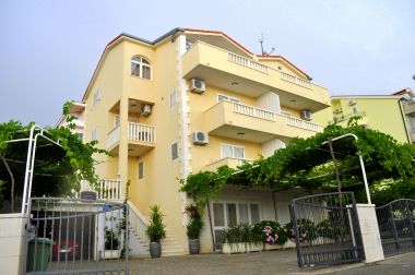 Apartmaji Ivi - big parking and courtyard SA2(3), SA3(2+1), SA4(2+1), SA5(2+1), SA6(2+1) Makarska - Riviera Makarska 