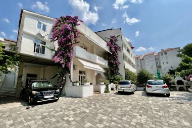 Apartmaji Jure - ground floor studio-apartments: SA1(3+1), SA2(2+1) Makarska - Riviera Makarska 