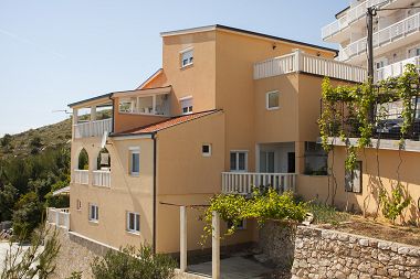 Apartmaji Zoran - 400 m from beach: A1(4), B2(4), C3(4) Čelina Zavode - Riviera Omiš 