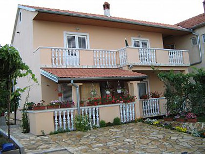 Apartmaji Bor - 20 meters from beach: SA3(2+1), A1(4+1), A2(4+1) Kraj - Otok Pašman 