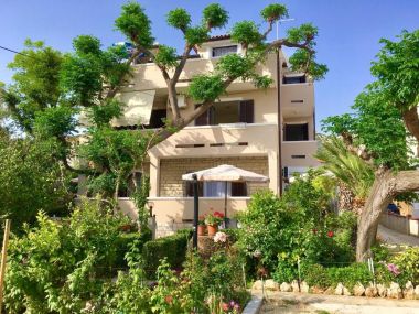 Apartmaji Zdenka - garden terrace: A1(5), A2(4), A3(2+2) Barbat - Otok Rab 