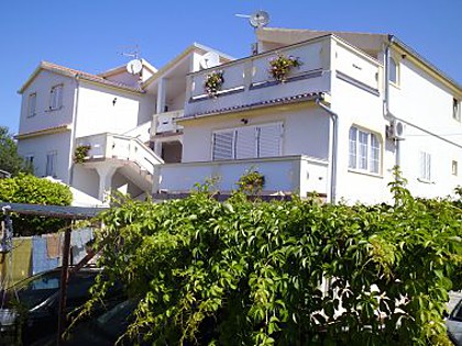 Apartmaji Ante - with parking : SA1(2+1), SA3(2) Pirovac - Riviera Šibenik 