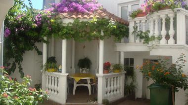 Apartmaji Ksenija - with garden & BBQ: SA1(2+1), SA2(2+1), SA3(2+1), A4(2+2), A5(2+2) Vodice - Riviera Šibenik 