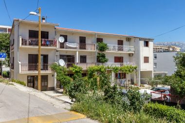 Apartmaji Jurica - 300 m from sea: A1 Lea(2+1), A2 Roko(2+1) Split - Riviera Split 