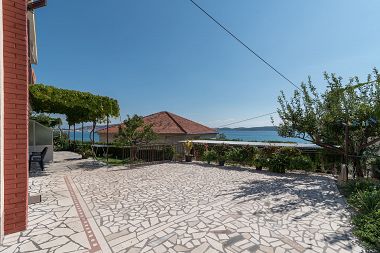 Apartmaji Vin - 40 m from sea: A1 (4+1), A2 (2+2), A3 (2+2) Seget Donji - Riviera Trogir 