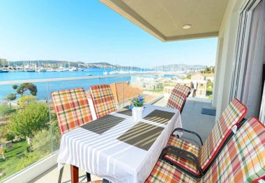 Apartmaji Iva - great view: A1(4) Seget Donji - Riviera Trogir 