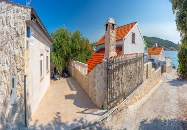 Hiša za počitnice Cosy Home - 50 m from beach: H(4+1) Sevid - Riviera Trogir  - Hrvaška 