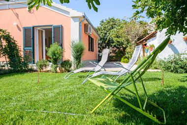 Hiša za počitnice Mirjana - beautiful garden with barbecue: H(4+1) Trogir - Riviera Trogir  - Hrvaška 