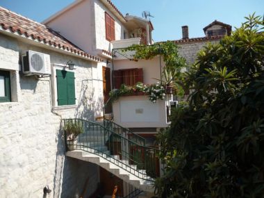 Apartmaji in sobe Jare - in old town R1 zelena(2), A2 gornji (2+2) Trogir - Riviera Trogir 