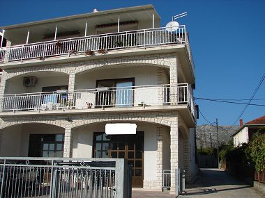 Apartmaji Tone - spacious and comfortable: A1 zuti(5+2), A2 plavi(5+2) Trogir - Riviera Trogir 