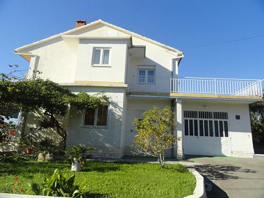 Apartmaji Tomi - with large terrace (60m2): A1(4) Trogir - Riviera Trogir 