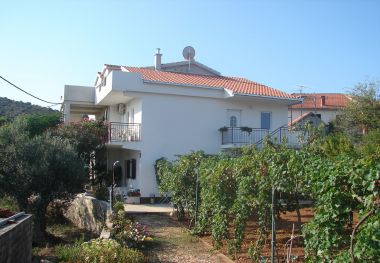 Apartmaji Slaven - 50 m from beach: A1(4+2), A2(2+1), A3(4+1) Vinišće - Riviera Trogir 