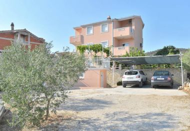Apartmaji Josi - 150 m from sea: A1(4+1), A2(4+1), A4(4+1) Vinišće - Riviera Trogir 