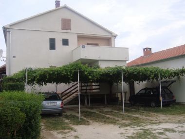 Apartmaji Slava - private parking: A1(6+1) Nin - Riviera Zadar 