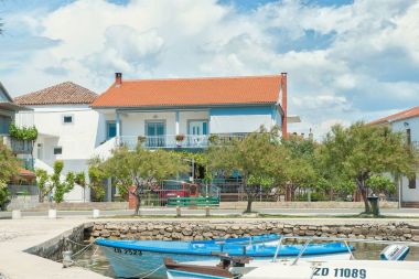 Apartmaji Dama - 10 m from beach: A1(6+1) Sukošan - Riviera Zadar 