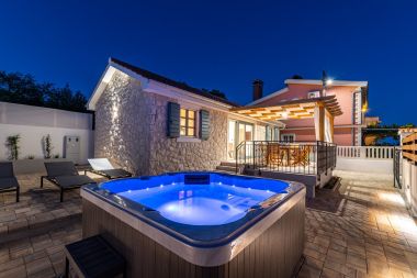 Hiša za počitnice Sanya - stone house with outdoor hot tub: H(4) Sukošan - Riviera Zadar  - Hrvaška 
