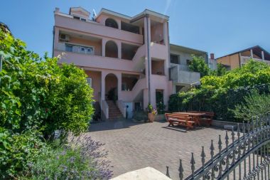 Apartmaji Marinka - with backyard; A1(4), A2(4) Zadar - Riviera Zadar 