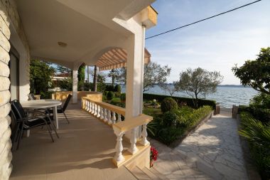 Hiša za počitnice Villa Petar 1 - 10m from sea: H(4) Zadar - Riviera Zadar  - Hrvaška 
