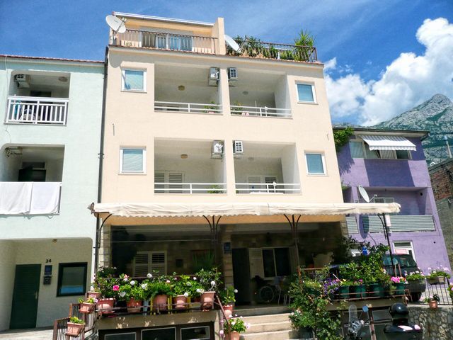 Apartmaji Ivica - 100m from the beach: SA1(2+1) ljubicasti, SA3(2) narancasti Makarska - Riviera Makarska 