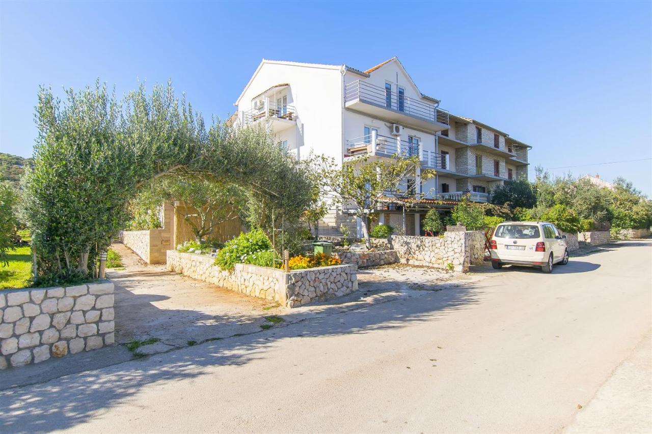 Apartmaji Rado - close to the sea: A5 Blu Sky(2+1), A4 Heinzov(5) Tkon - Otok Pašman 