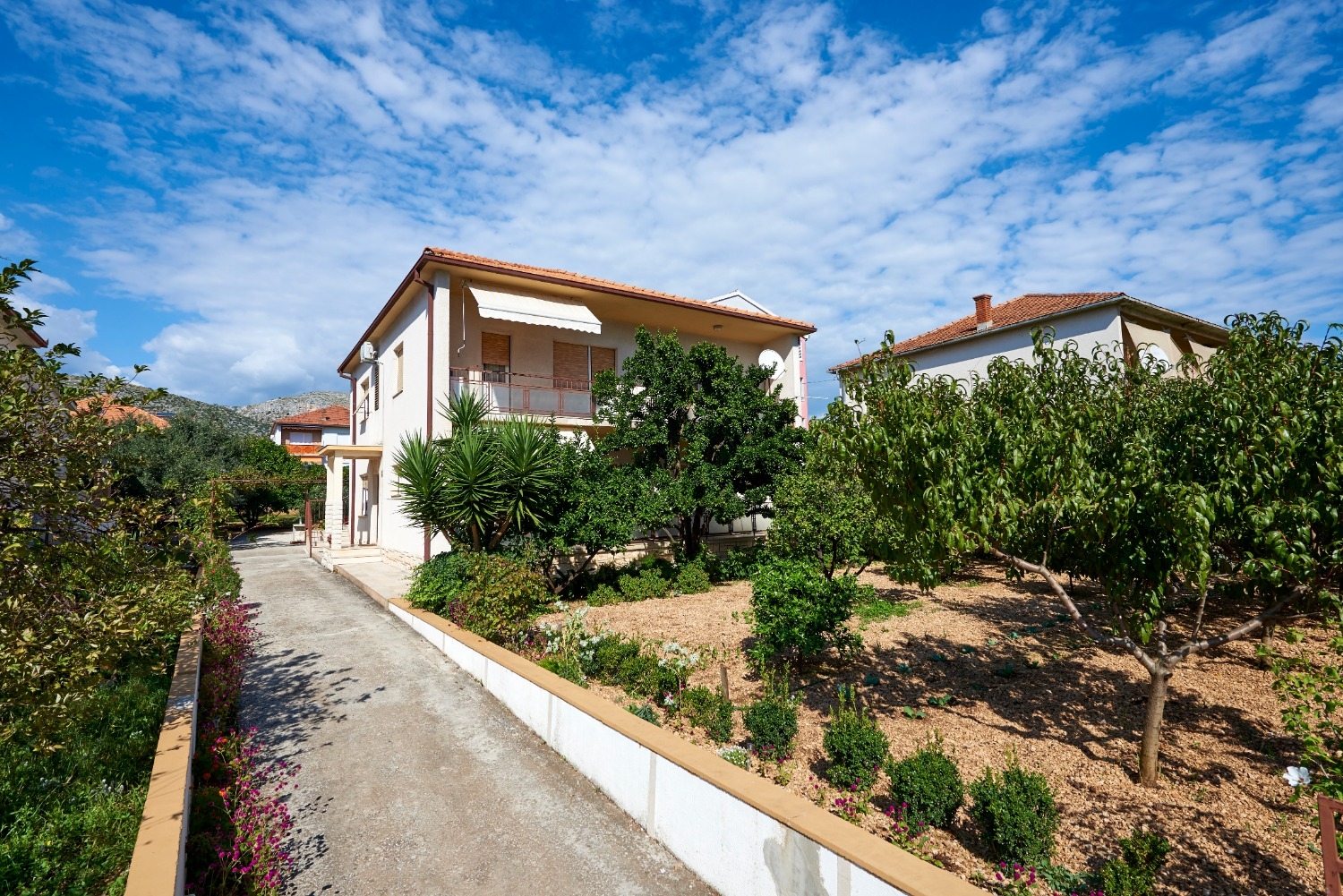 Apartmaji in sobe Ivo - with garden: A1(2+2), R1(2+1), R2(2) Trogir - Riviera Trogir 