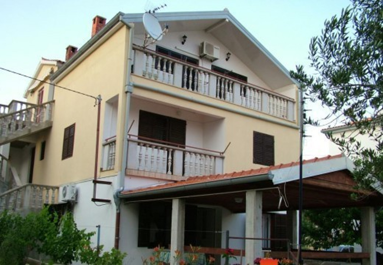 Apartmaji Darko - 100m from sea: A1-Jednosobni (3+1), A2-Dvosobni (4+1) Vir - Riviera Zadar 